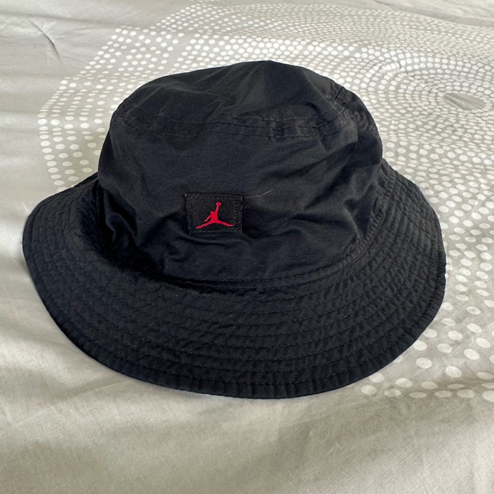 Nike Jumpman Black Bucket Hat with Red Logo, Kids s/m